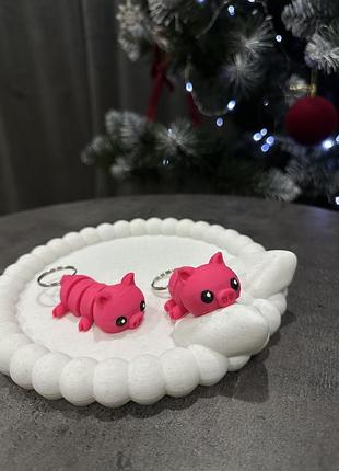 Яркий подвижный брелок свинка