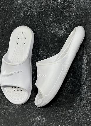 Білі жіночі шльопанці nike slide light blue