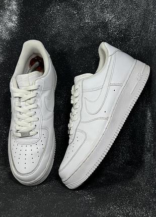 Білі шкіряні чоловічі кросівки nike air force 1