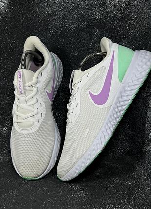 Білі жіночі літні бігові крлсівки nike revolution 5