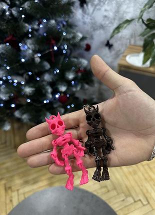 Яркий розовый подвижный брелок скелет