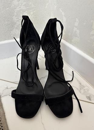 Чорні босоніжки на підборах бренду missguided з зав'язками на кісточці