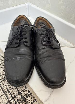 Класичні чорні чоловічі туфлі — модель clarks tilden cap toe oxford, виготовлена з натуральної шкіри