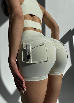 Спортивні жіночі короткі шорти pockets premium з кишенями (ефект пуш-ап) для фітнесу та pole dance (молочні), m