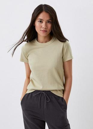 Базовая футболка uniqlo бежевого цвета