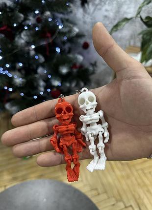 Яскравий червоний рухливий брелок скелет