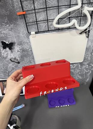 Красная подставка под фигурки друзья friends