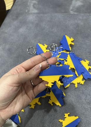 Патріотичний двохсторонній брелок україна