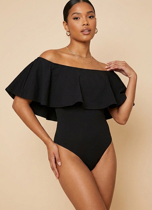 Элегантный черный боди с оборкой от boohoo