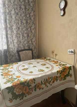 Якісна льняна скатертина