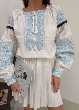 Жіноча сучасна вишиванка з блакитною вишивкою бавовна м