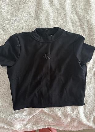 Чорний кроп-топ calvin klein з високим коміром