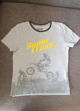 Серая футболка liberto для мальчика 10 лет имеет яркую желтую надпись "super cross".