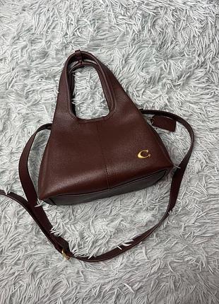 Шоколадна красуня в стилі coach