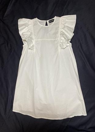 Коротка біла бавовняна сукня prettylittlething з крильцями, s