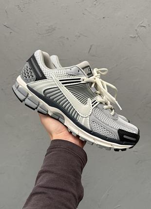 Серые кроссовки унисекс nike air zoom vomero 5 grey х вомеро 40