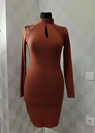 Коричневое женское платье бренда whoo fashion с кружевной вставкой на плечах и спине