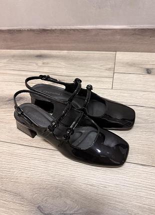 Туфлі від stradivarius на низькому каблуку