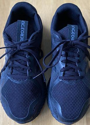 Кросівки adidas.