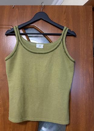 Майка оливково-зеленого кольору від бренду aliba moda creazioni має контрастну прошивку по краю горловини.