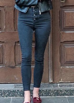 Серые джинсы zara