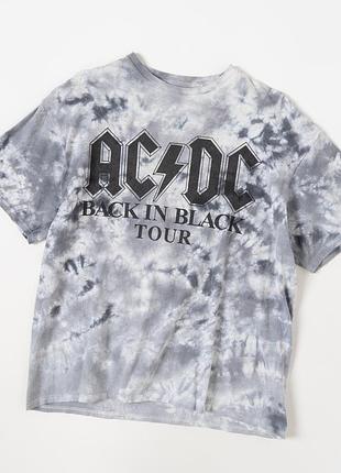 Стильна, чоловіча футболка ac/dc із культовим принтом back in black tour 1980. модель виконана у трендовому tie-dye забарвленні в сіро-білих тонах, що