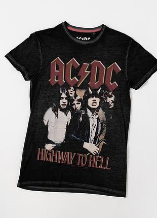 Оригінальна, чоловіча футболка ac/dc із легендарним принтом highway to hell. виконана в чорному кольорі з ефектом легкого, вінтажного вицвітання, щ