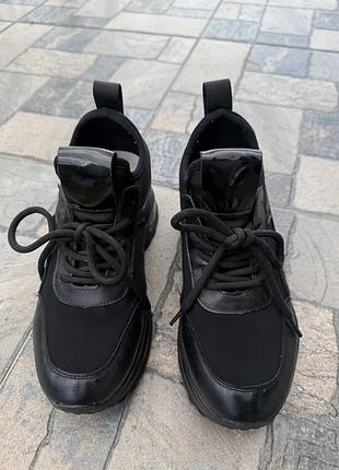 Стильні чорні кросівки на високій підошві (chunky sneakers)