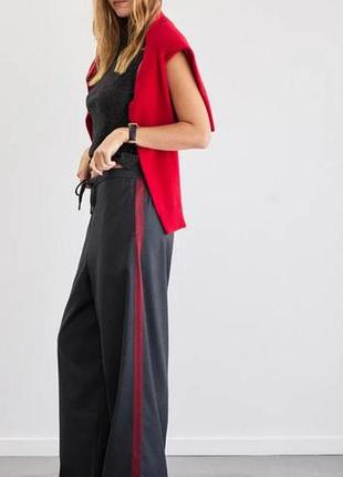 Елегантні бавовняні  штани  zara з вражаючою червоною боковою обробкою.