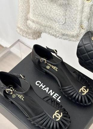 Чорні шкіряні сандалі chanel 3 клітковим носком