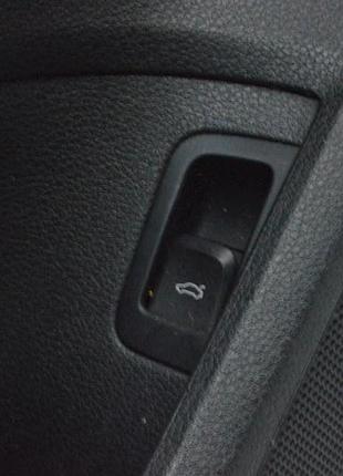 Кнопка открывания крышки багажника на водительской двери audi a3 8v 17-20 черная (02)