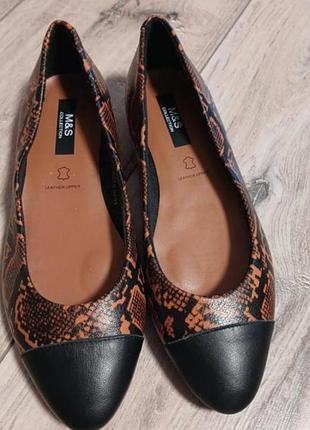 Стильні жіночі шкіряні балетки marks & spencer collection, з принтом пітона, розмір 37, нові.