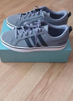 Adidas . кросівки жіночі,чоловічі.
