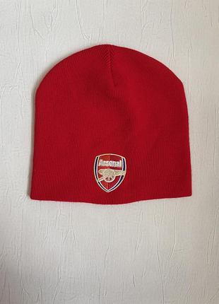 Червона акрилова шапка arsenal fc beanie має вишитий герб клубу на передній частині