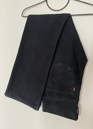 Темно-сині вельветові джинси levi’s.