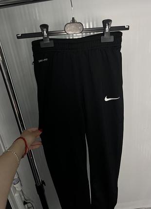 Черные спортивные штаны nike