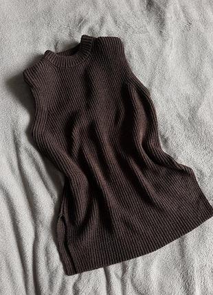 Коричнева вʼязана жіноча безрукавка h&m жилетка з акцентними плечима жилет шоколадного кольору з плечиками