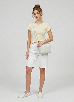 Кроп-топ bershka з метеликами та асиметричним низом (ніжно-зелена футболка)