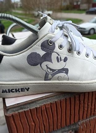 Комфортные кроссовки disney