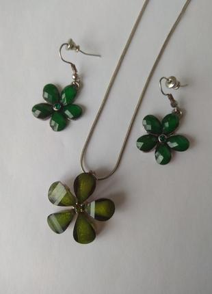 Акриловые сережки и кулон цветочки.
