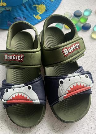🦈 дитячі легкі босоніжки сандалі з акулами boogie — нові! в наявності 24-29 рр.