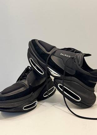 Кросівки balmain b-bold low чорного кольору з характерними сріблястими вставками у масивній підошві.