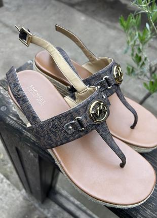Босоніжки на платформі michael kors