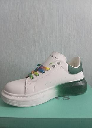 Кроссовки из экокожи