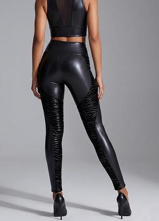 Черные легинсы из искусственной кожи с принтом ann summers (размер m)