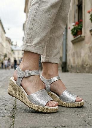 Нові шкіряні босоніжки clarks kamara sun на танкетці сріблястого кольору