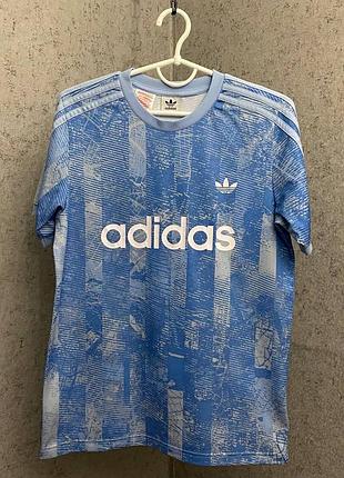 Блакитна футболка від бренду adidas