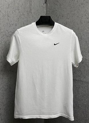 Белая футболка від бренду nike