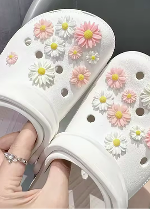 Джибитсы аксессуары для crocs ромашки белые-розовые - набор 18 штук