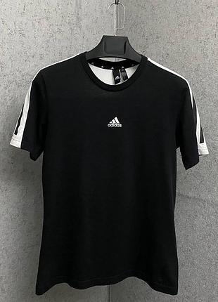 Чорна футболка від бренду adidas